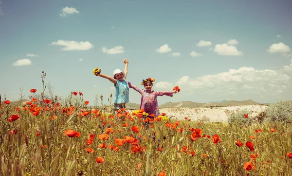 Two happy girls in poppy field outdoor — Stock Photo, Image