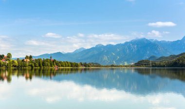 Yeşil su Weissensee Gölü Alp Dağları'nda