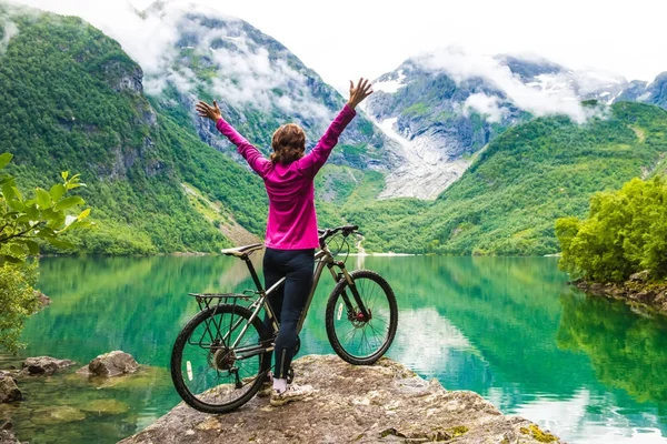 Ciclismo en Noruega contra pintoresco paisaje —  Fotos de Stock