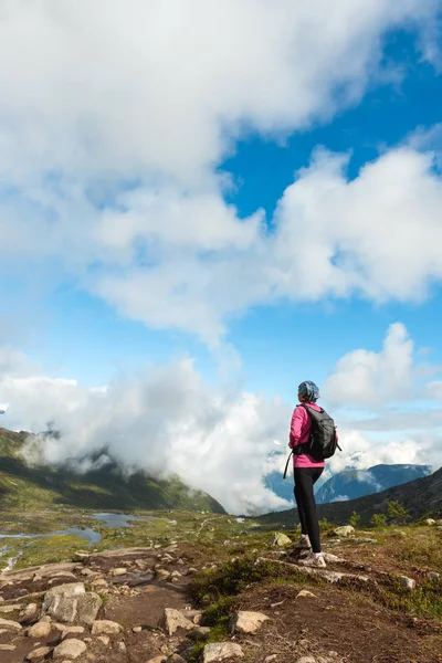 Gelukkige vrouw geniet van lake en mooi weer in Noorwegen — Stockfoto