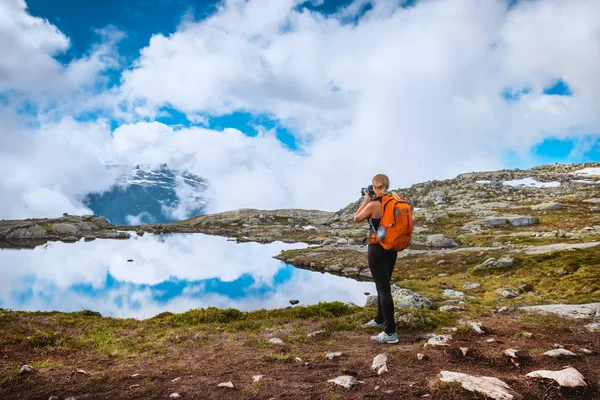 Fotógrafo de naturaleza turístico cerca de Noruega lago —  Fotos de Stock