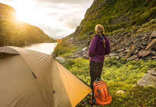 Turist çadır ve dağlar gün batımı Norveç'te kadın — Stok fotoğraf