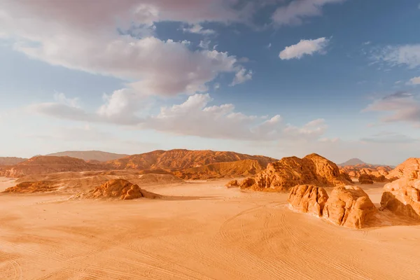Paisagem árida do deserto do ouro Sinai, Egito — Fotografia de Stock
