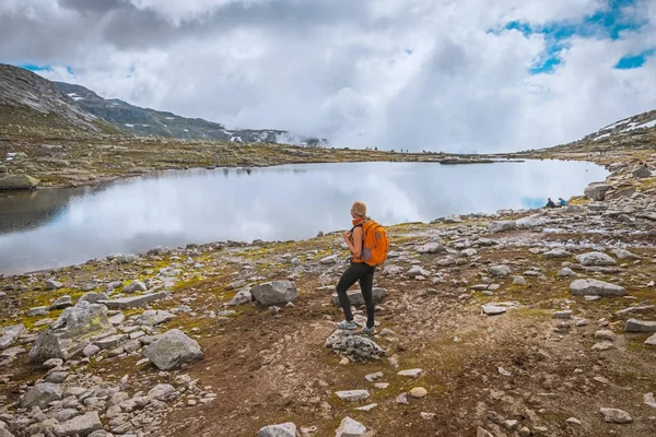 Mujer feliz disfrutar del lago y el buen tiempo en Noruega — Foto de Stock