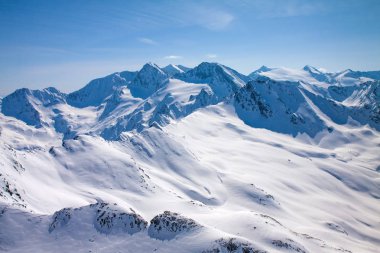 Dağ doruklarına Avusturya Alplerinde kış kar kaplı
