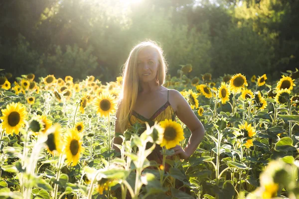 Beauty sunlit woman on yellow sunflower field Freedom and happiness concept — Stock Photo, Image
