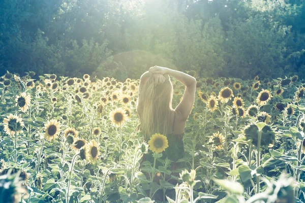 Beauté femme ensoleillée sur champ de tournesol jaune concept de liberté et de bonheur — Photo