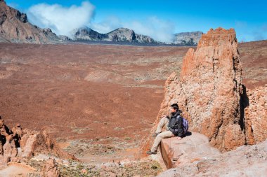 Uzun yürüyüşe çıkan kimse adam Teide Milli Parkı Tenefire hiking