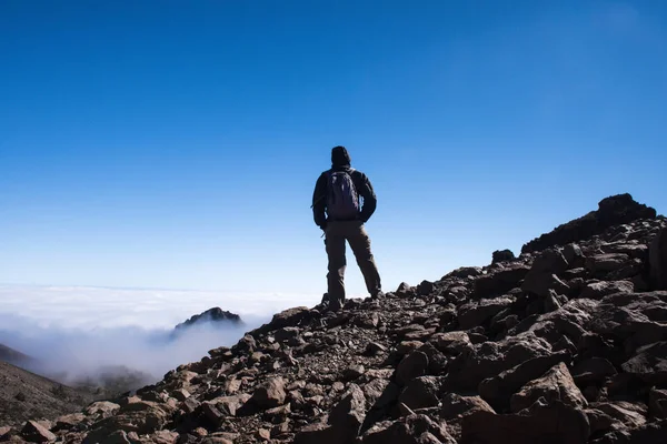 Hombre deportivo en la cima de la montaña. Tenerife Canarias — Foto de Stock