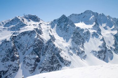 Dağ doruklarına Avusturya Alplerinde kış kar kaplı