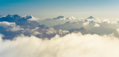 Bulutlar dağda siluetleri