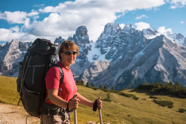 Caminhante em frente às montanhas dos Alpes — Fotografia de Stock