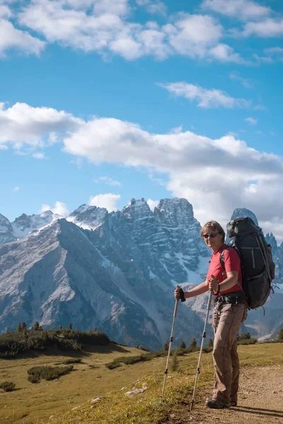 Alp Dağları önünde uzun yürüyüşe çıkan kimse — Stok fotoğraf