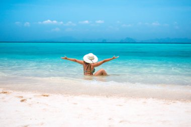 tropikal Tayland beach dinlenme hasır şapkalı kadın