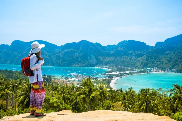 Traveling woman on Phi phi island Thailand — Stock Photo, Image