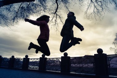 Sevgi dolu çift şehir sokak öpüşme orta yaşlı