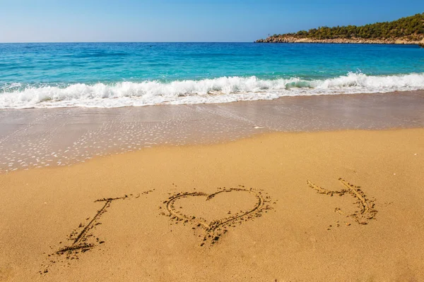 Mensaje Te amo en la playa de arena —  Fotos de Stock