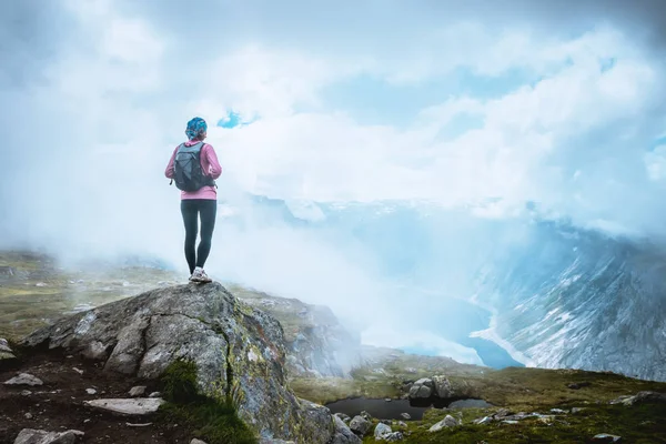 Mujer feliz disfrutar del lago en Noruega — Foto de Stock