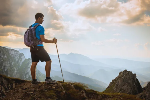 Hombre en la cima de una roca — Foto de Stock