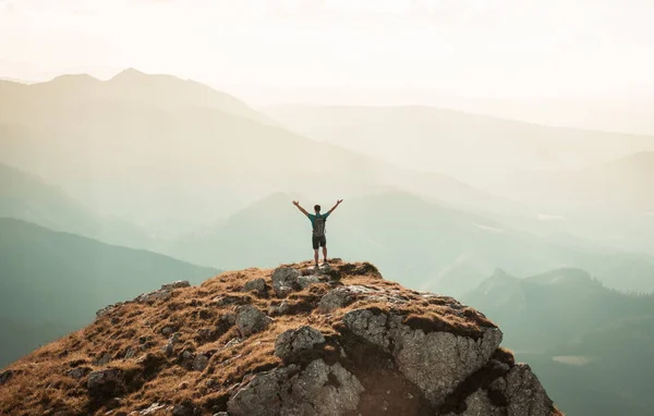 Hombre en la cima de una roca — Foto de Stock