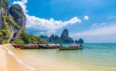 Uzun kuyruk teknesi tropikal plaj, Krabi, Tayland