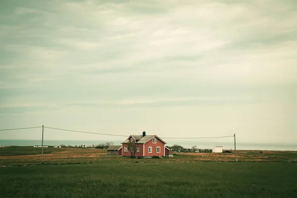 Norvégien maison traditionnelle à la campagne — Photo