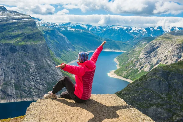 Mujer deportiva posando en Trolltunga Noruega — Foto de Stock