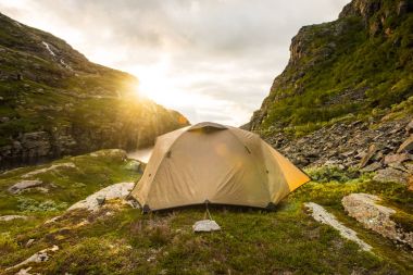 turist çadır Dağları yaz gün batımı Norveç'te