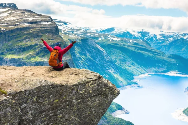Sportig kvinna poserar på Trolltunga Norge — Stockfoto