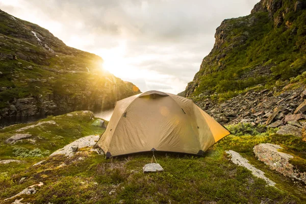 山夏夕日ノルウェーの観光テント — ストック写真