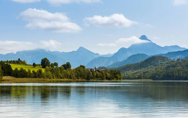 Groen water Weissensee meer in de bergen van de Alpen — Stockfoto