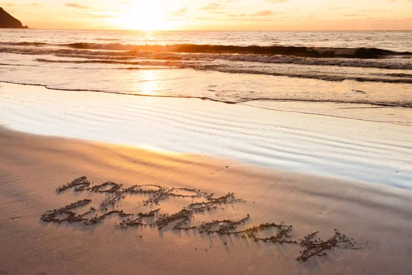 Wszystkiego najlepszego na piaszczystej plaży — Zdjęcie stockowe