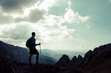 Kayanın tepesindeki adam