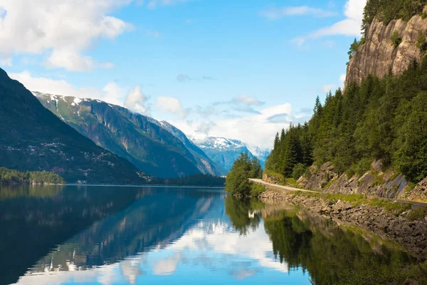 Hardanger fiyort Norveç manzara. — Stok fotoğraf