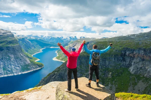 Paar posiert auf Trolltunga Norwegen — Stockfoto
