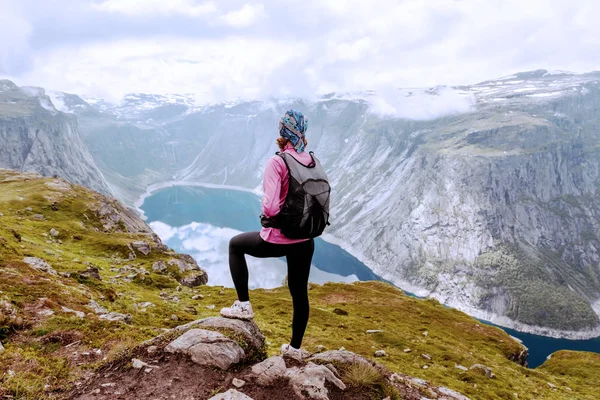 Jonge vrouw met rugzak staande fjord kommuna — Stockfoto