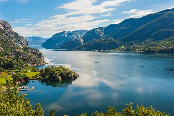 Норвежский фьорд и горы Lysefjord, Норвегия. — стоковое фото