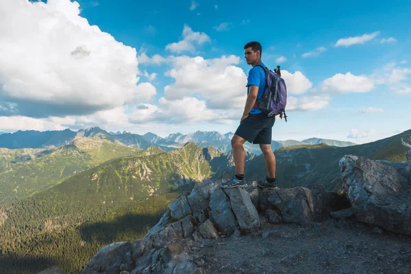Hombre excursionista en la cima de la montaña — Foto de Stock