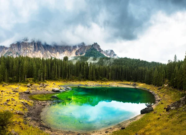 Jezioro Carezza lub Lago di Carezza, wycieczki w Alpy Dolomity. Południowy Tyrol, Włochy — Zdjęcie stockowe