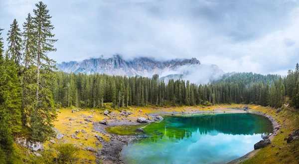 Carezza lake eller Lago di Carezza, Karersee i Dolomiterna Alperna. Sydtyrolen Italien — Stockfoto