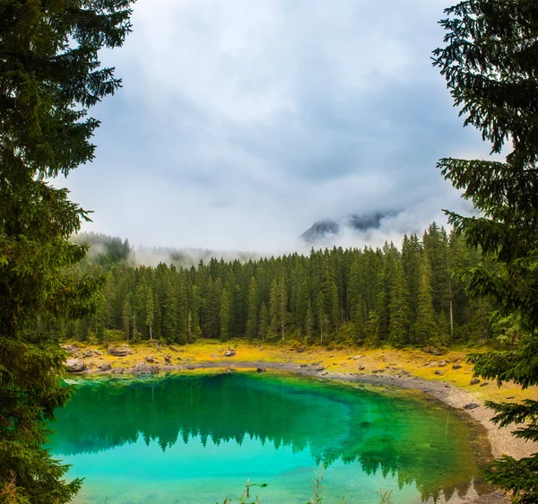 Jezioro Carezza lub Lago di Carezza, wycieczki w Alpy Dolomity. Południowy Tyrol, Włochy — Zdjęcie stockowe