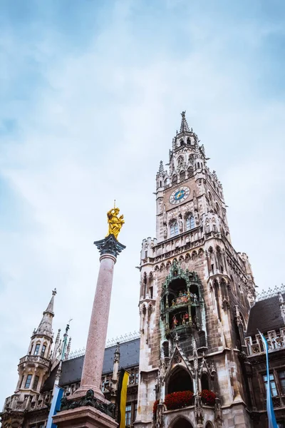 Obelisco em frente à prefeitura de Munchen, Alemanha — Fotografia de Stock