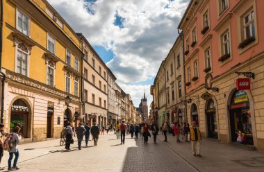 Krakow, Polonya - Ağustos, 2017: şehir ile lots-in insanlar arka sokak