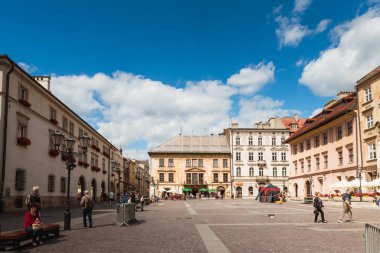 Krakow, Polonya - Ağustos, 2017: şehir ile lots-in insanlar arka sokak