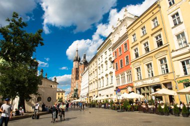 Krakow, Polonya - Ağustos, 2017: şehir ile lots-in insanlar arka sokak.
