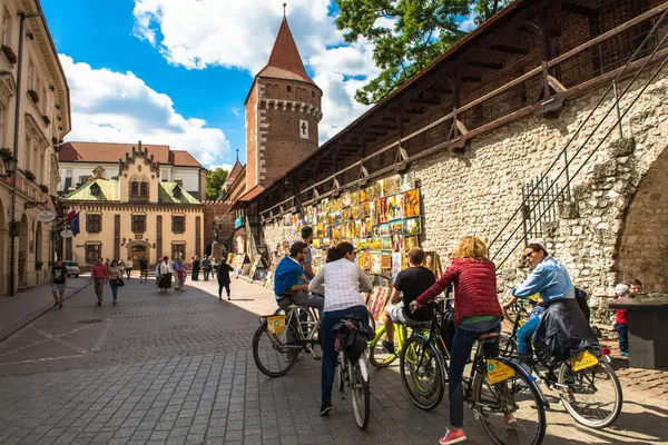 Cracovia, Polonia - agosto de 2017: city street and bile tour in downtown área — Foto de Stock