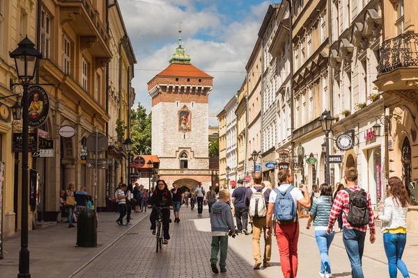 Krakov, Polsko - srpen 2017: město ulice s mnoha lidí na pozadí. — Stock fotografie