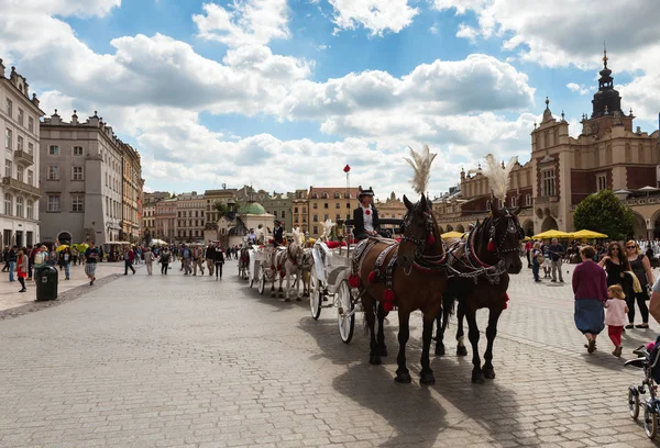 Краков, Польша - Август 2017: улица города с большим количеством людей на заднем плане — стоковое фото