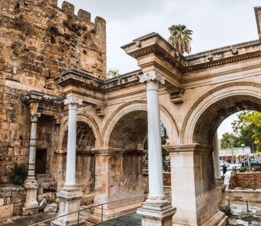 Hadrian Kapısı eski şehir Antalya