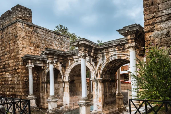 Puerta de Hadrians en la ciudad vieja de Antalya — Foto de Stock